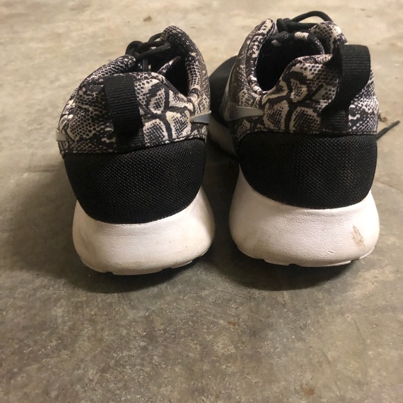 Nike Roshe One Sneaker - Picture 3 of 3